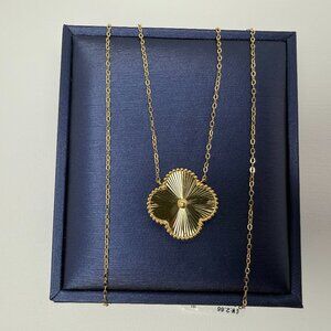 ‼️SOLD‼️ 20mm 18k YG Flower Pendant Necklace, 18"